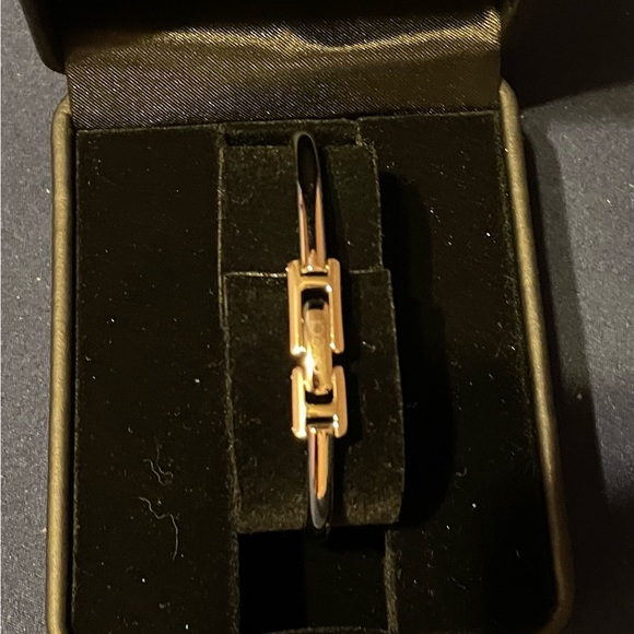 Gucci Black and Silver Square Face Watch - Picture 4 of 11